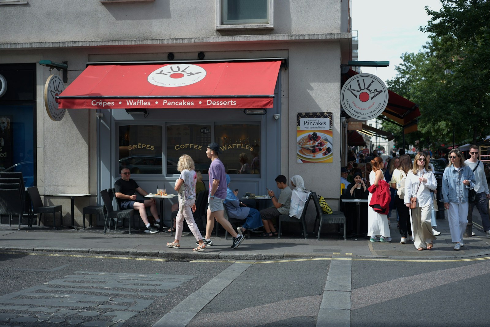 Londra’da bir kafenin önündeki gündelik sokak hayatı